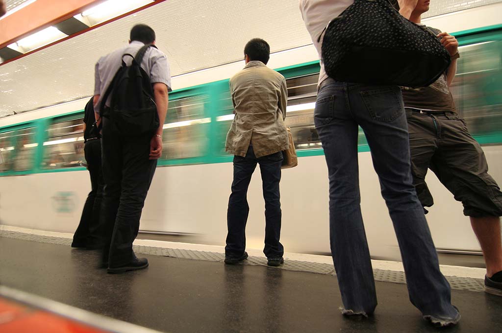 Paris : Il tente de pousser un homme sur les voies du métro, le suspect ivre interpellé