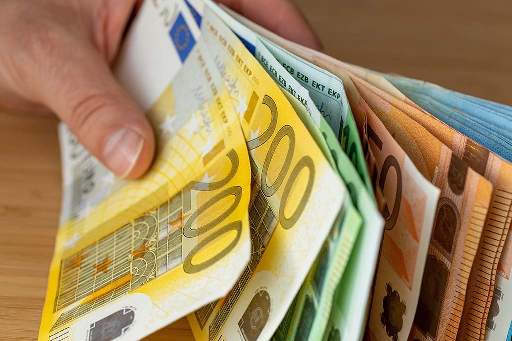 Nîmes : Près d'un million d'euros saisi dans un bar-tabac lié à un trafic de stupéfiants, neuf interpellations