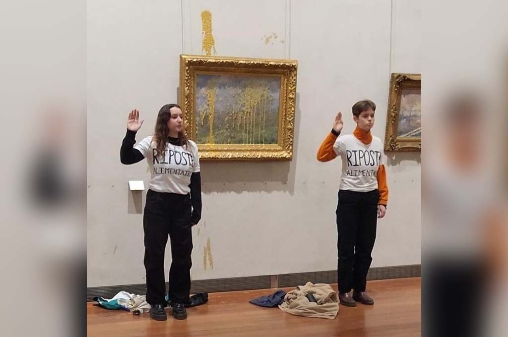 Lyon : Deux activistes écologistes aspergent de soupe un tableau de Claude Monet