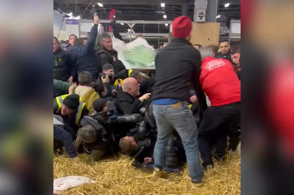 Paris : Heurts et vives tensions au salon de l'Agriculture à l’arrivée d’Emmanuel Macron
