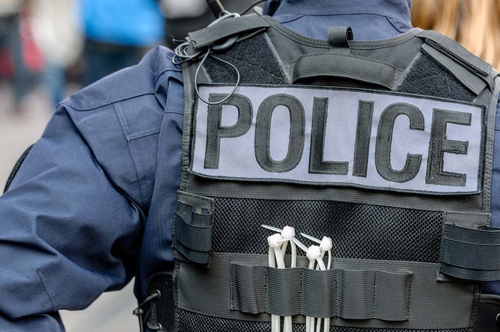 Refus d'obtempérer à Nice : quatre policiers blessés, cinq véhicules percutés, deux suspects écroués