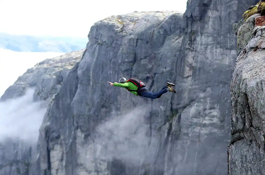 Aveyron : Son parachute ne s'ouvre pas, le base jumper survit miraculeusement à une chute de 140 mètres