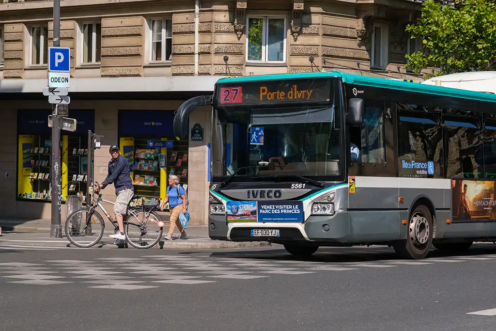 Paris : Une femme dans le coma après avoir été percutée par un bus sur le boulevard Saint-Michel