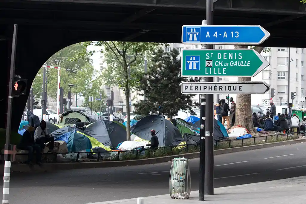 Le maire d'Orléans en colère face au transfert de migrants sans-abri depuis Paris avant les JO