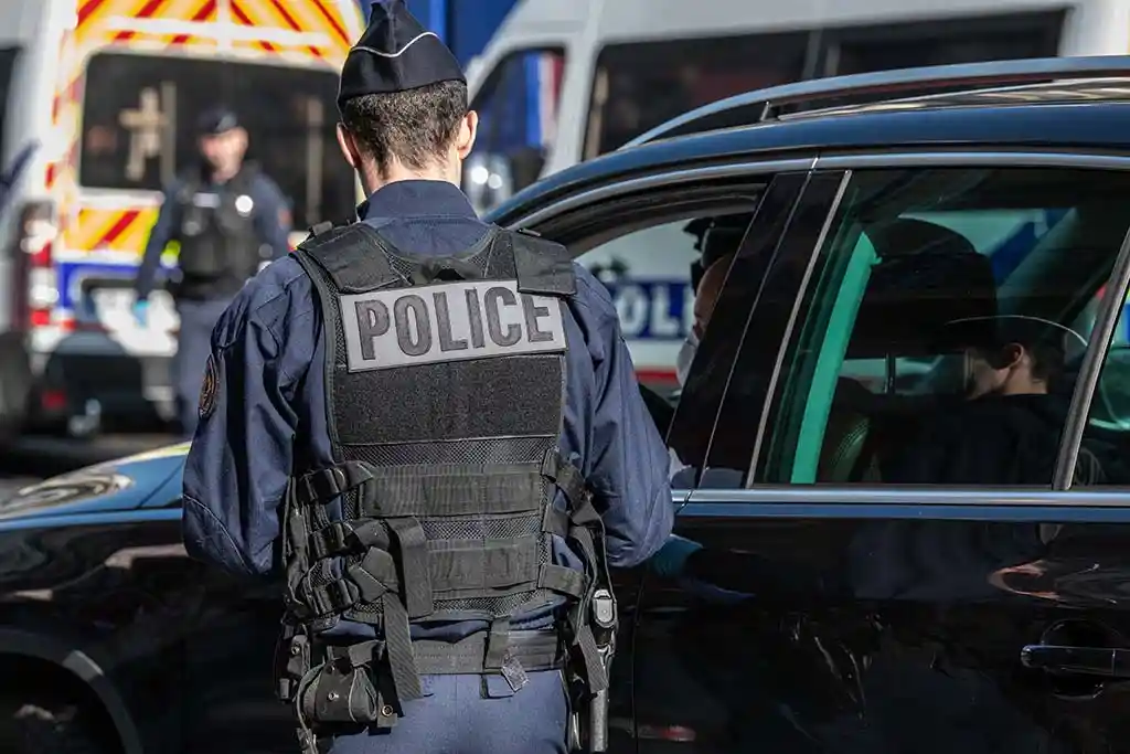Nord : Un policier percuté et emporté sur le capot d'un chauffard refusant d'obtempérer à Crespin