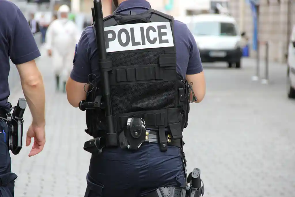 Guet-apens à la Grande Borne : les policiers visés par des tirs de mortiers d'artifice, un agent mordu