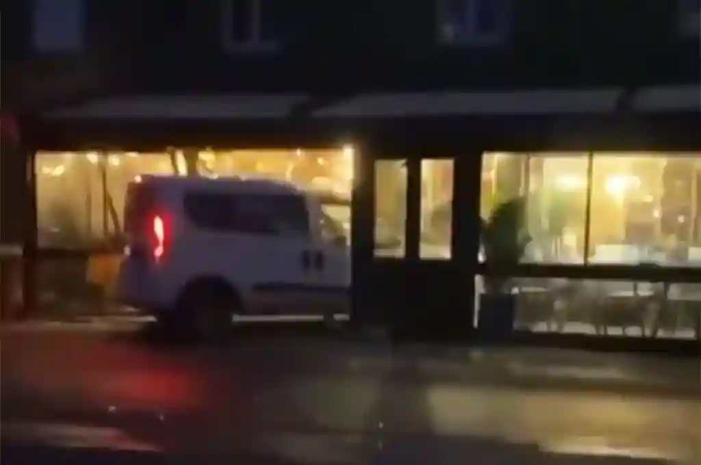 Morbihan : Refoulé d'un restaurant, il fonce sur la terrasse avec sa voiture et blesse 11 personnes