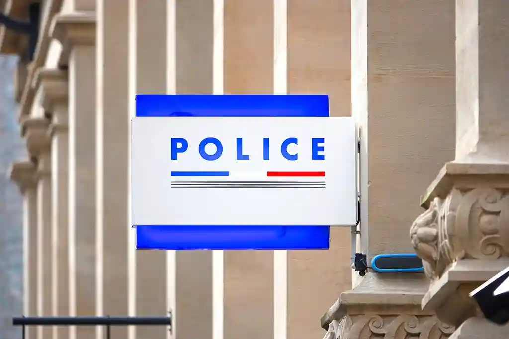 Paris : Une moto de la police nationale volée dans la rue, deux suspects de 17 et 21 ans interpellés