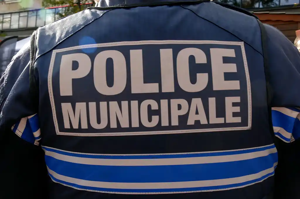 Bourges : Un homme entre la vie et la mort après un refus d'obtempérer, deux policiers municipaux en garde à vue