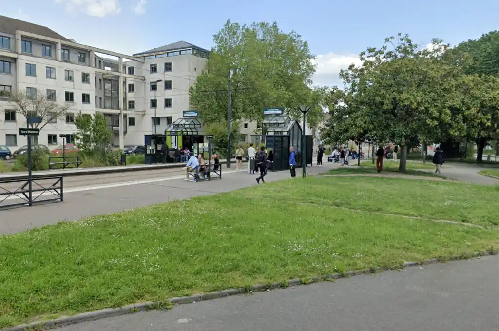 Nantes : Un homme de 33 ans poignardé dans le dos à un arrêt de tramway, un suspect interpellé