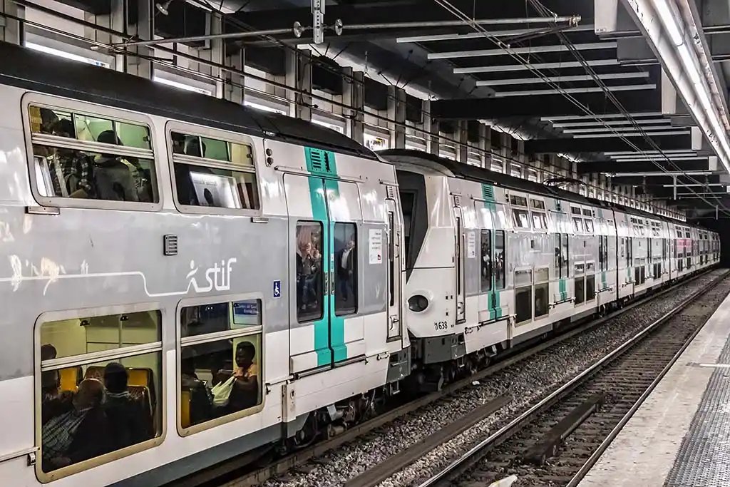 Paris : Un homme écroué après avoir tué une femme en la poussant sur les rails du RER