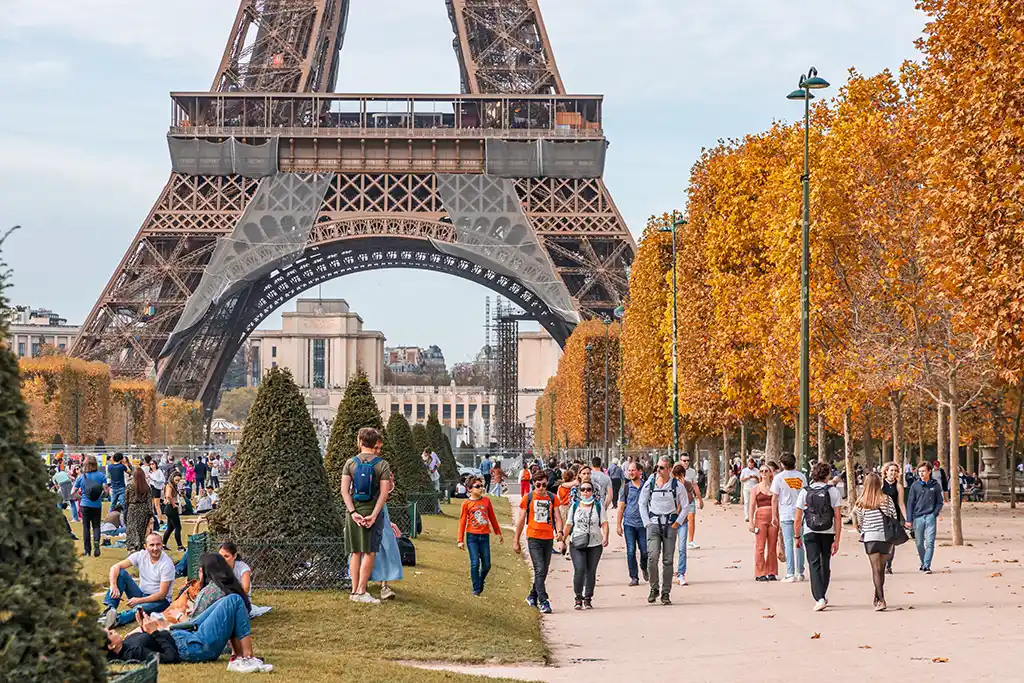 Paris : Ce que l'on sait des cercueils déposés devant la Tour Eiffel et des trois suspects interpellés