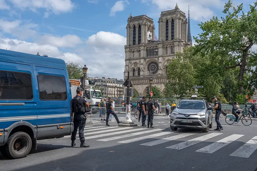 Paris : Un chauffard fonce sur des gendarmes à un point de contrôle des sites olympiques