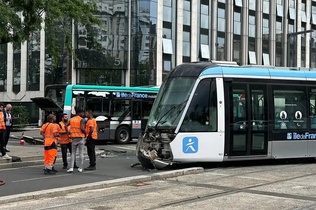 Paris : Un tramway et un bus entrent en collision, une douzaine de blessés légers