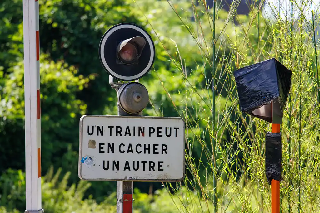 Une jeune fille à trottinette meurt percutée par un train à un passage à niveau, près de Rennes