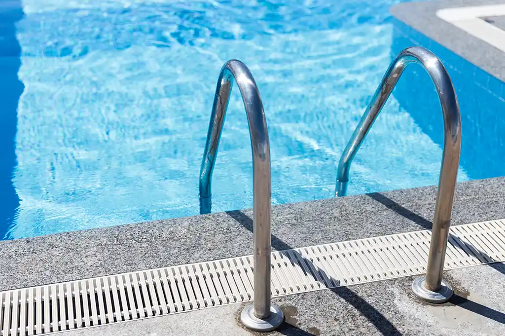 Toulouse : Il squatte une piscine, se blesse gravement en plongeant, et dépose plainte contre les propriétaires