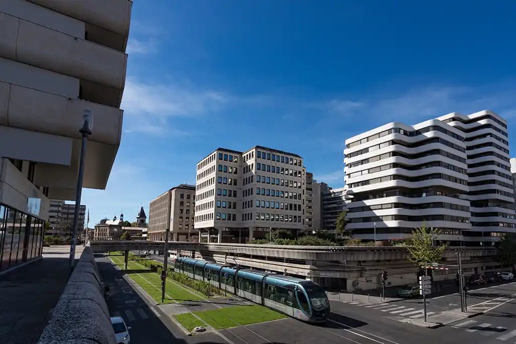 Bordeaux : Deux policiers en civil agressés par un homme armé d'un couteau