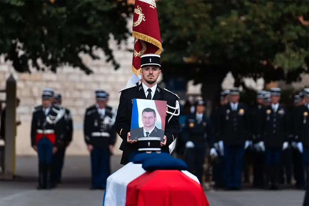 «Ce n'est pas un refus d’obtempérer, c'est un crime» : Gérald Darmanin a rendu hommage au gendarme Éric Comyn