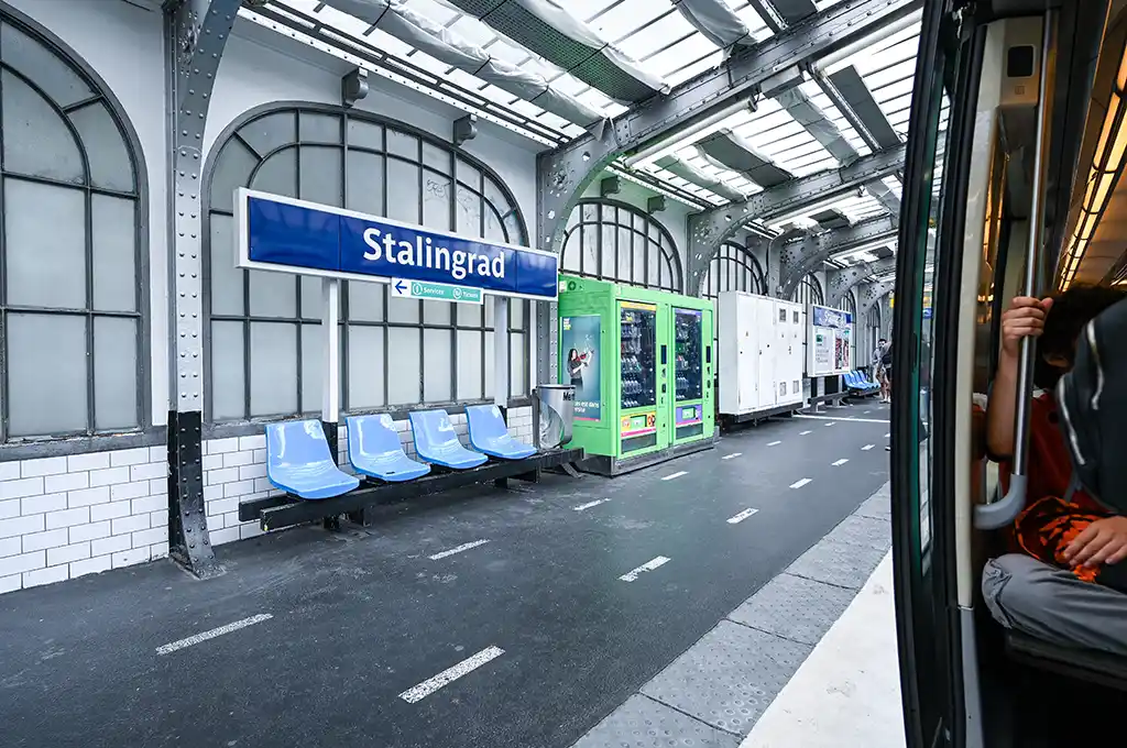 Paris : Un homme chute entre deux voitures du métro Stalingrad et meurt happé