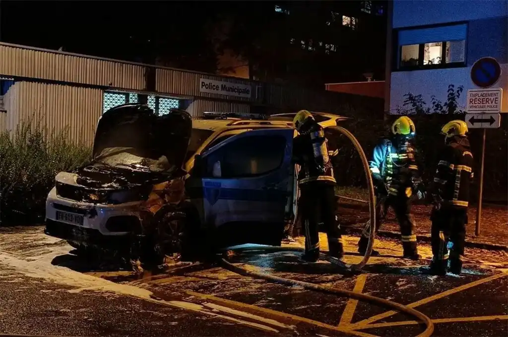 Haute-Savoie : Une voiture de la police municipale incendiée devant le poste à Cluses