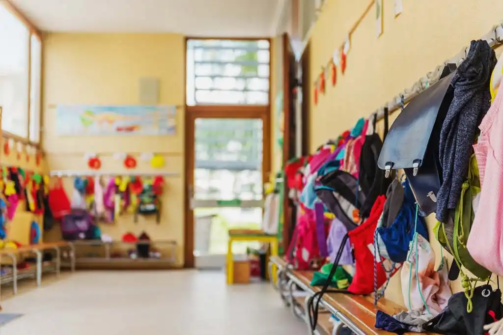 Trois enfants aux urgences après avoir mangé des biscuits lancés par deux femmes dans une cour d'école