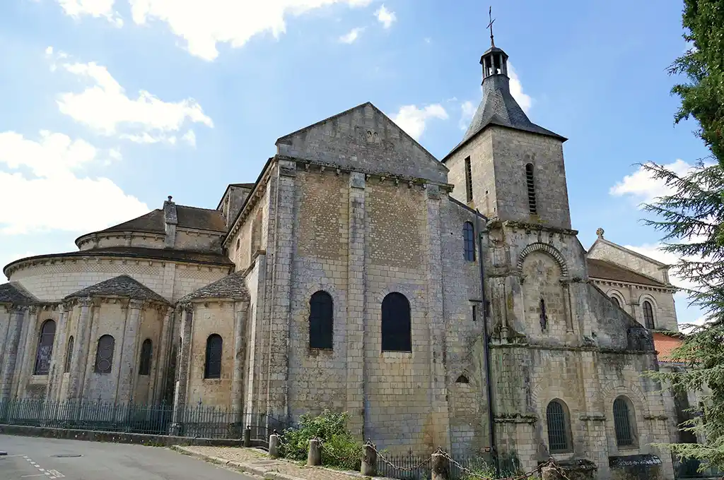 Poitiers : Incendie dans l'église Saint-Hilaire, enquête ouverte pour dégradations volontaires