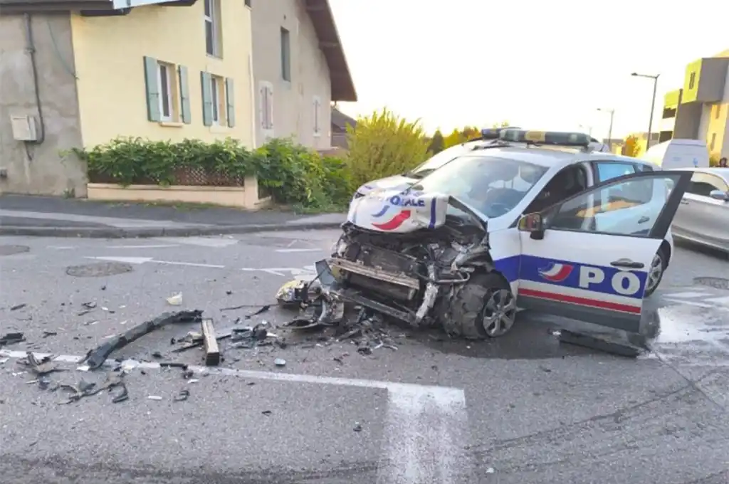 Annemasse : Trois policiers blessés, l'un grièvement, dans un accident de la route lors d'une intervention