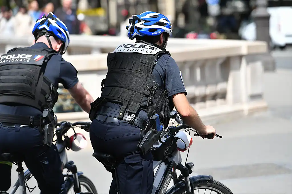 Grenoble : Un dealer présumé de 15 ans renverse un policier pour permettre la fuite de son complice