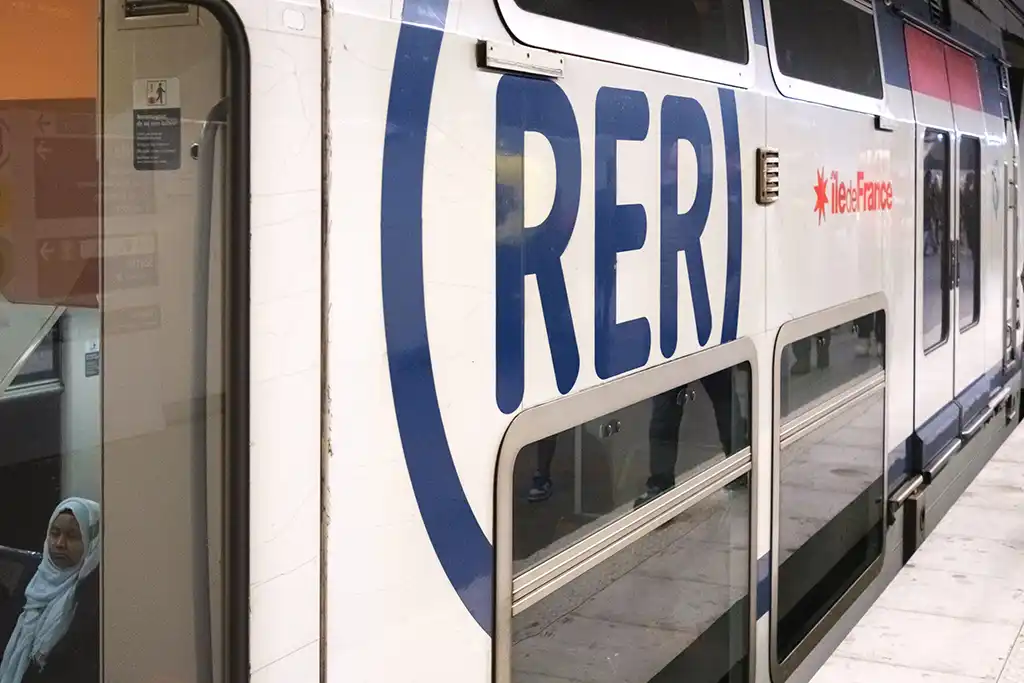 Paris : Un homme meurt après avoir eu les jambes sectionnées par un train du RER A