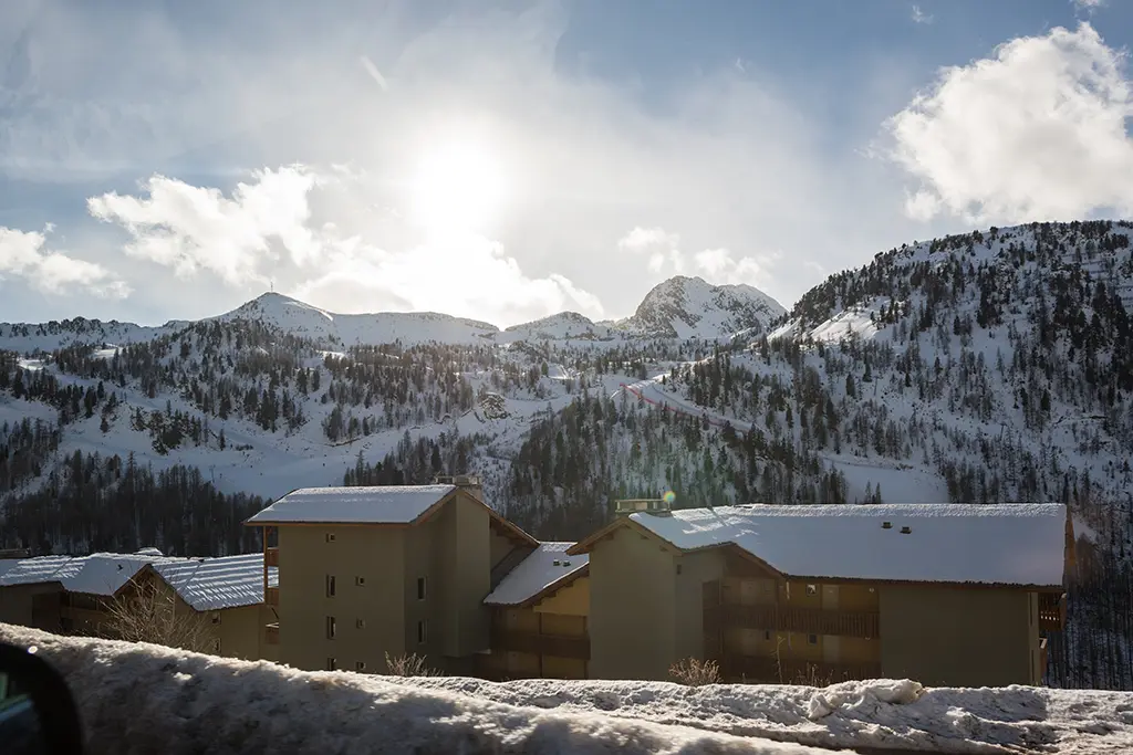 Trois personnes poignardées à Isola 2000 : le suspect de 18 ans mis en examen et écroué