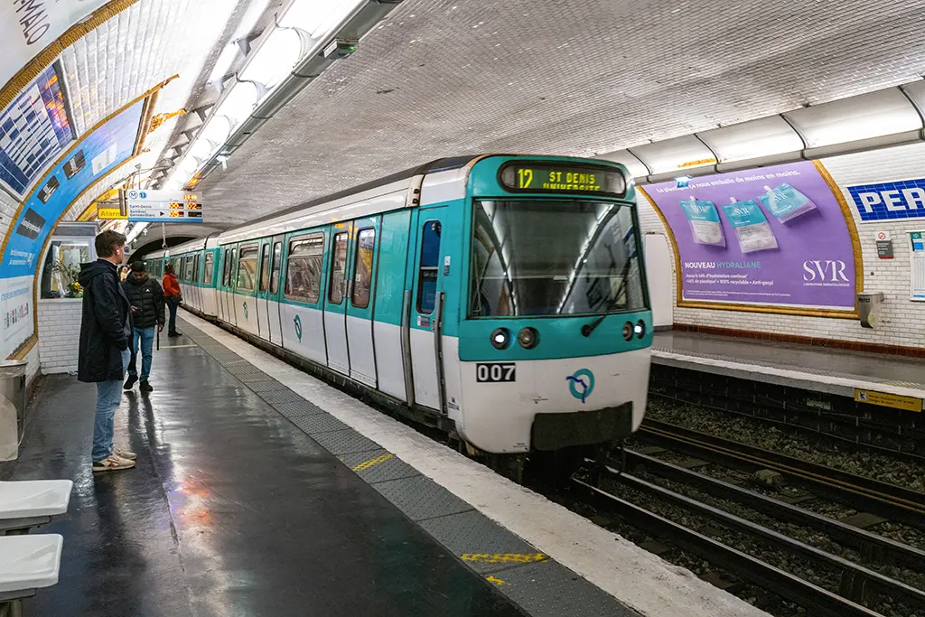 Paris : Des policiers agressés par un homme armé d'un couteau sur le quai du métro