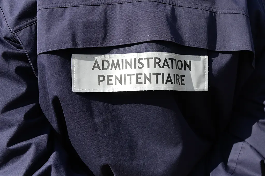 Val-d'Oise : Cinq surveillants pénitentiaires placés en garde à vue pour corruption