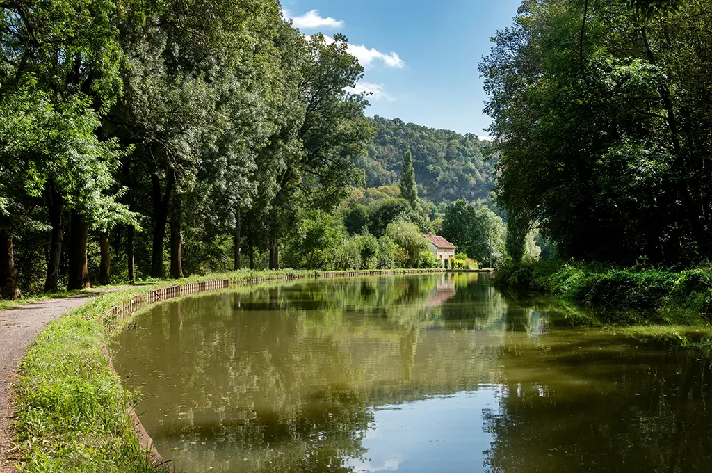 Dijon : Son GPS l’induit en erreur, un automobiliste finit dans le canal