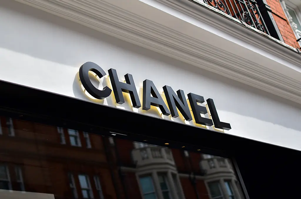 Boutique Chanel attaquée à la voiture-bélier à Paris : quatre suspects mis en examen et écroués