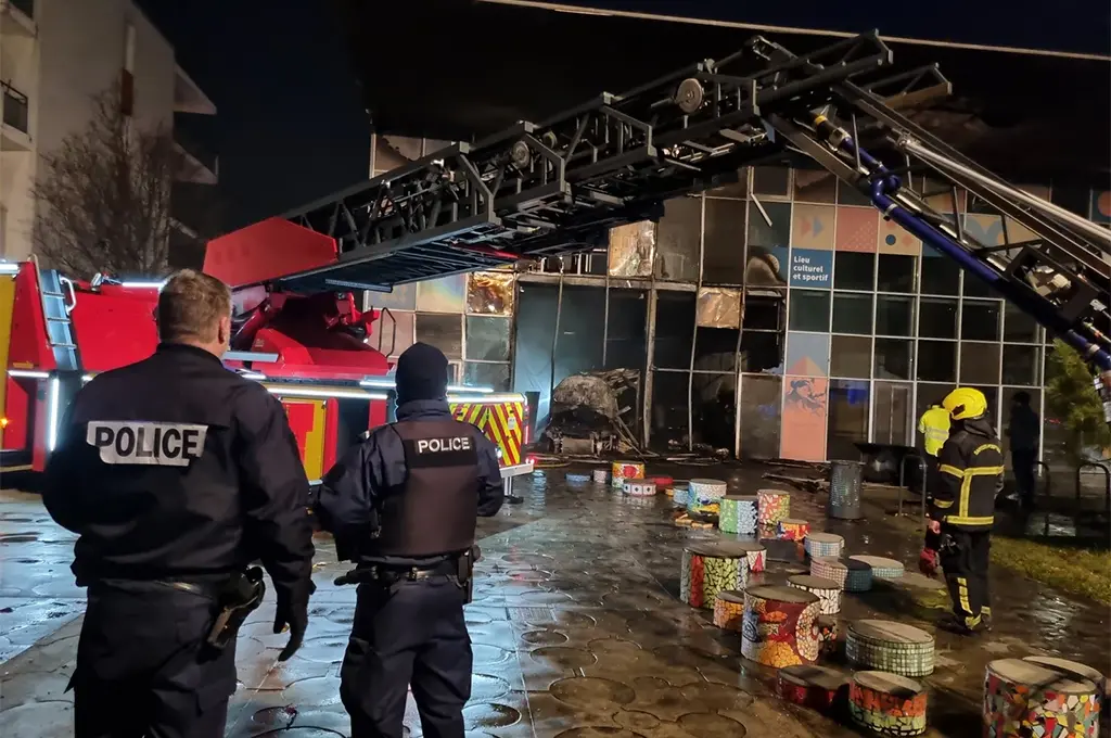 Grenoble : Une bibliothèque neuve incendiée avec une voiture-bélier après des violences contre la police