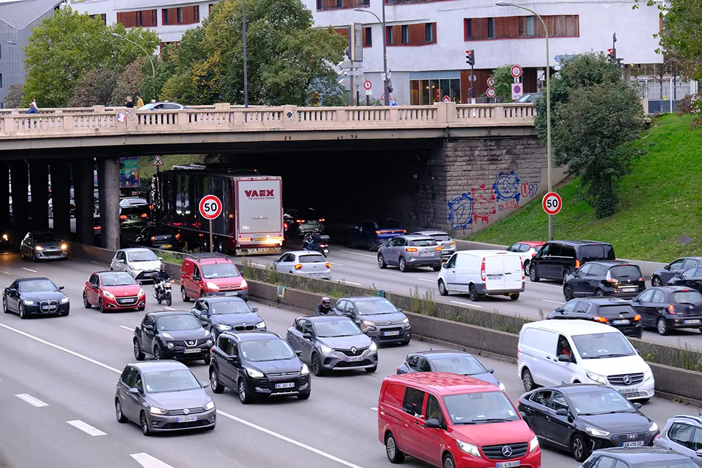 Paris : Un chauffard interpellé après une course-poursuite et des véhicules percutés sur le périphérique