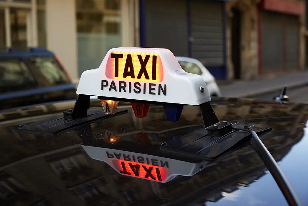 Paris : Une touriste britannique accuse un chauffeur de taxi de l'avoir violée dans son véhicule