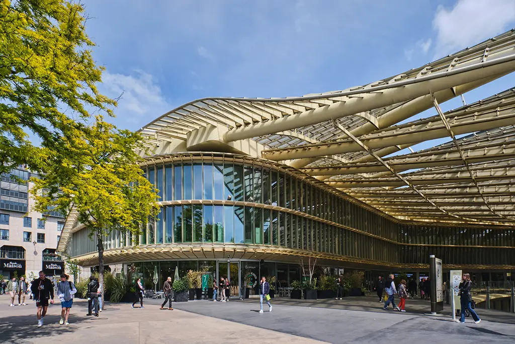 Paris : Un homme retrouvé mort le visage tuméfié au Forum des Halles, enquête ouverte pour meurtre