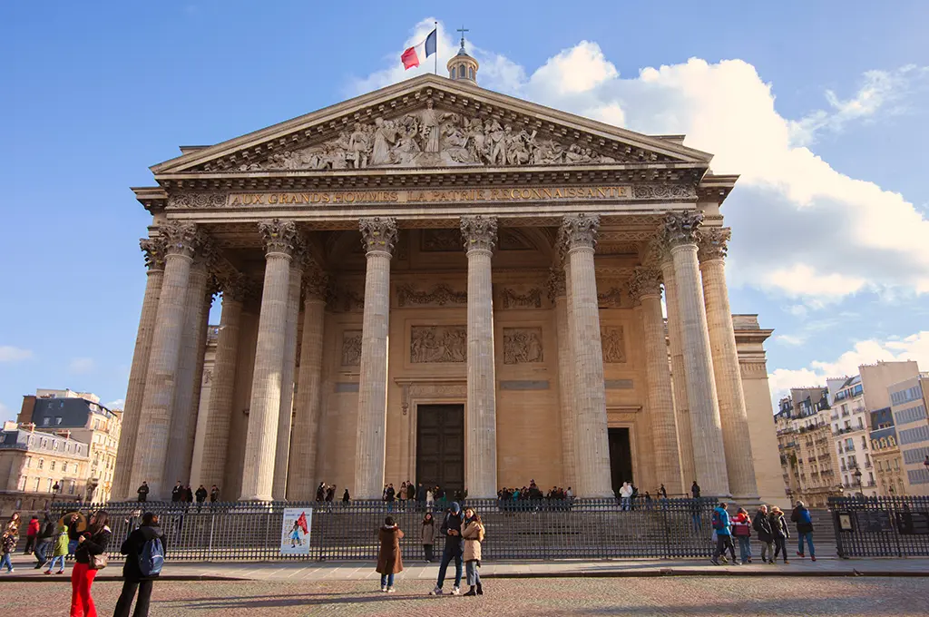 Paris : Une adolescente de 17 ans meurt en sautant du haut du Panthéon