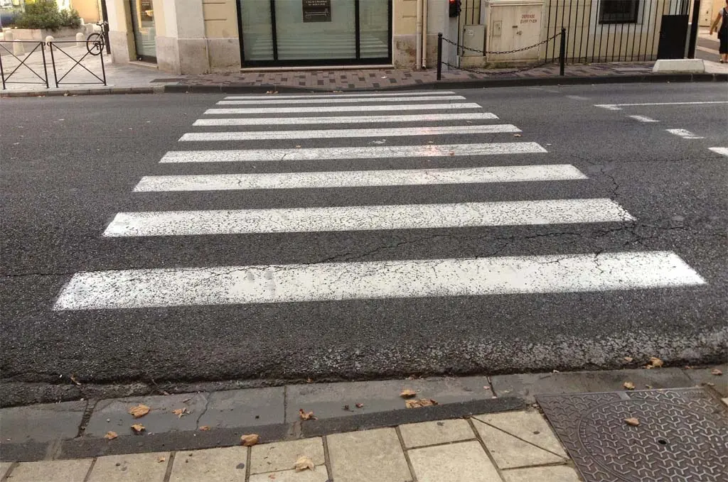 Tourcoing : Agacés d'avoir dû freiner pour laisser passer un piéton, ils le rouent de coups