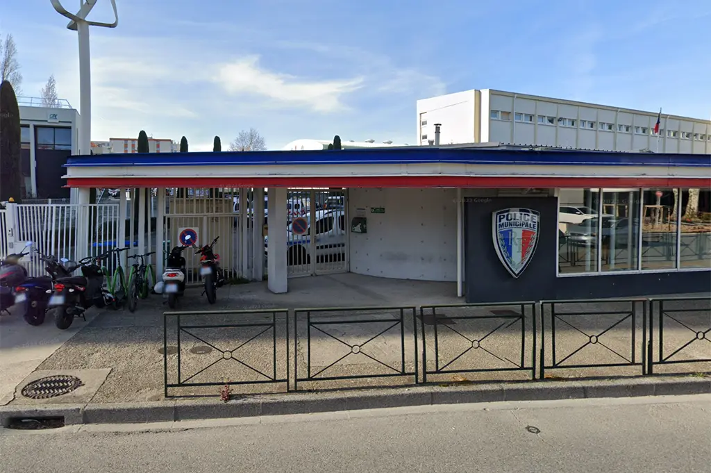 Montélimar : Un homme déclenche un incendie devant le poste de police municipale