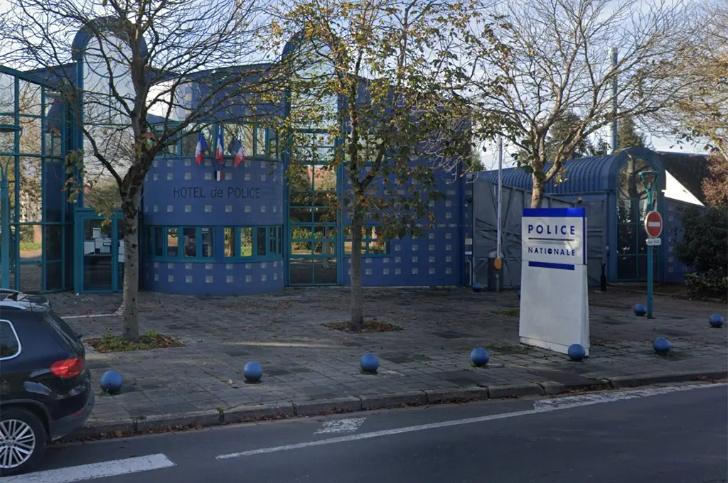 Sens : Il menace les policiers avec une hache devant le commissariat, deux agents blessés