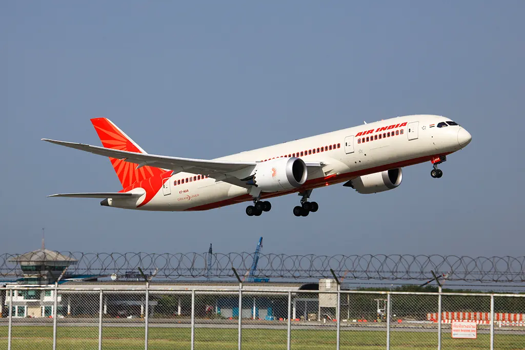 Inde : Un avion d'Air India avec 242 personnes à bord s'est écrasé à Ahmedabad