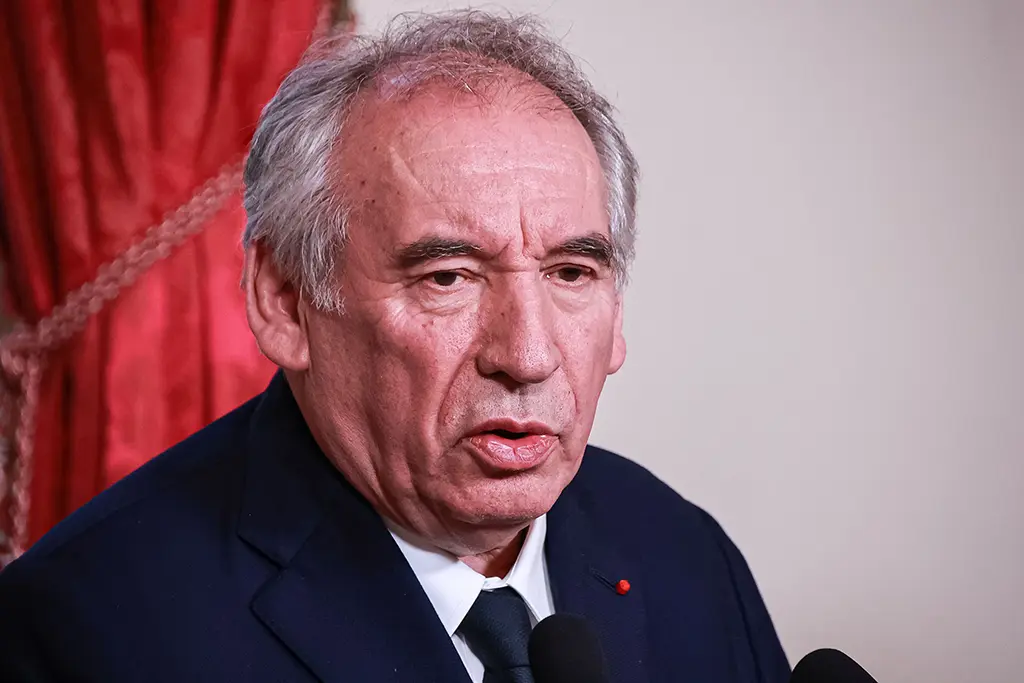 Surveillante tuée à Nogent : François Bayrou veut expérimenter les portiques devant les établissements