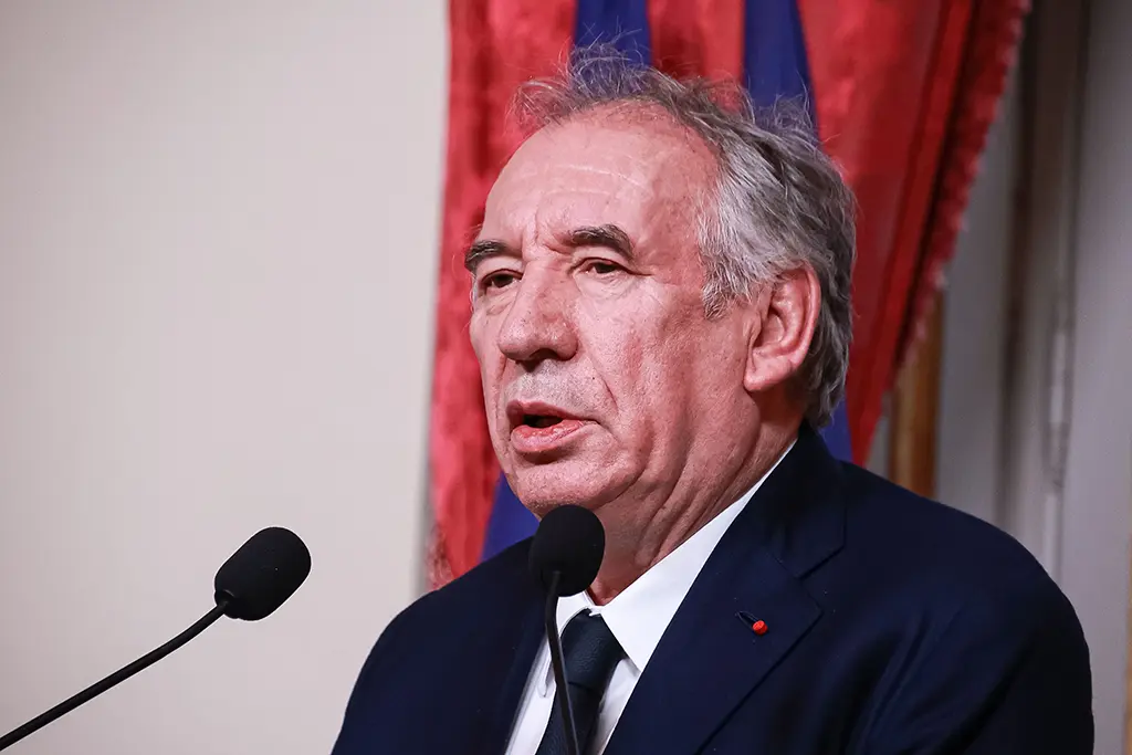 La vente d'armes blanches aux mineurs va être interdite «tout de suite», annonce François Bayrou
