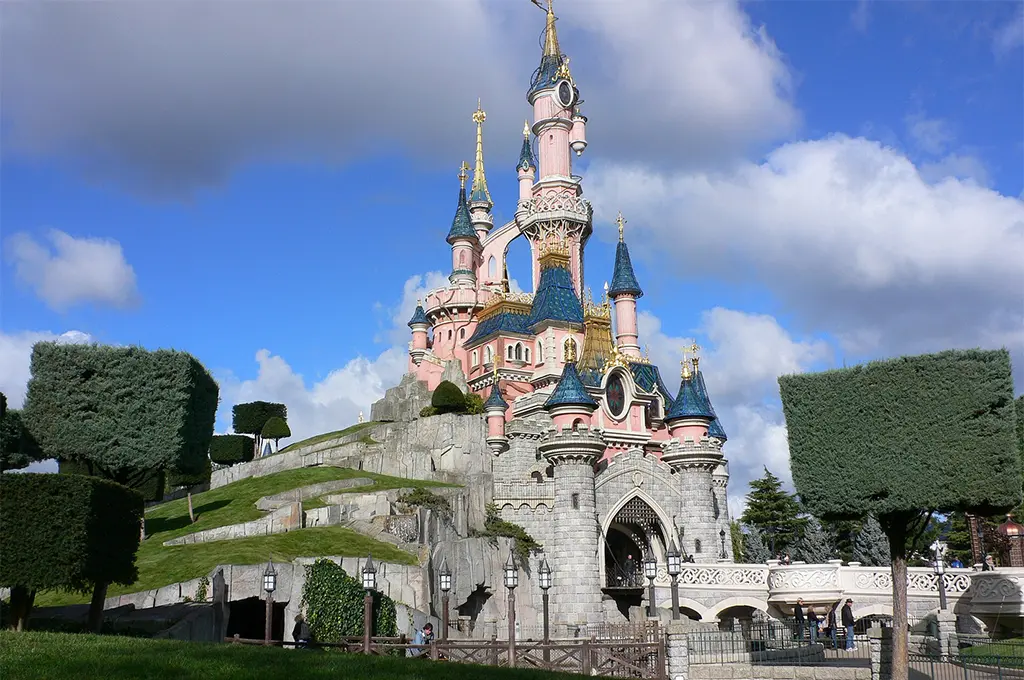 Faux mariage avec une enfant à Disneyland Paris : un homme de 40 ans écroué