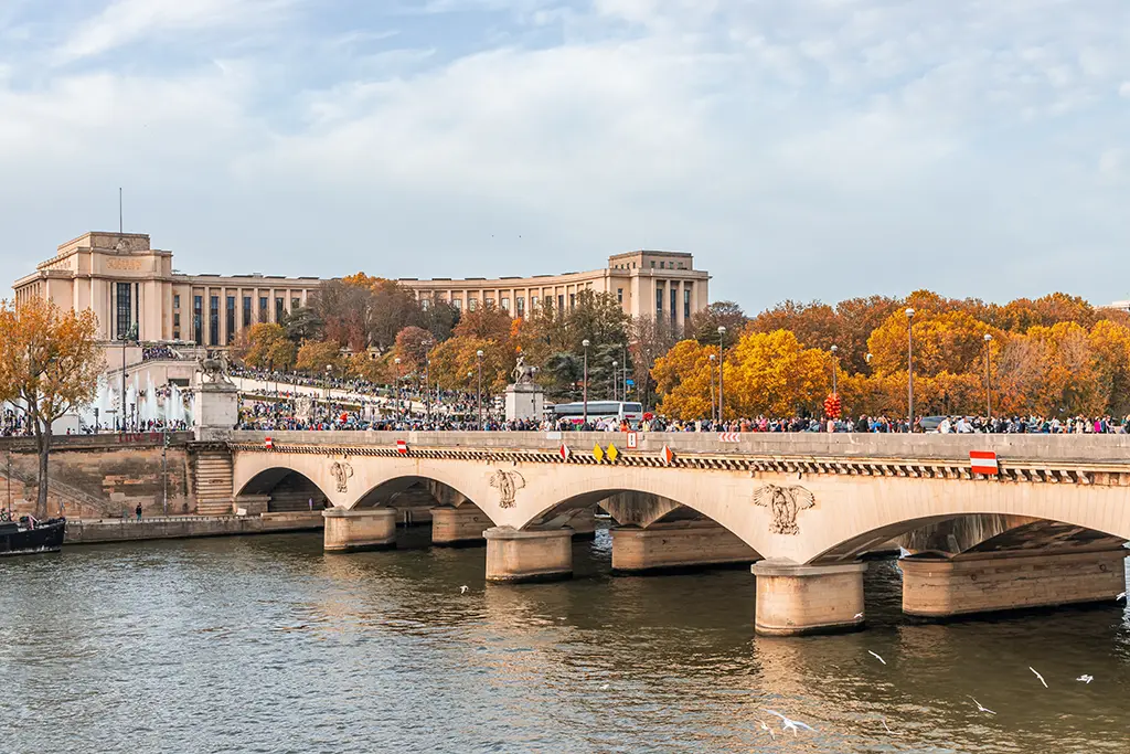 Paris : Un jeune touriste américain entre la vie et la mort après une chute du pont d'Iéna