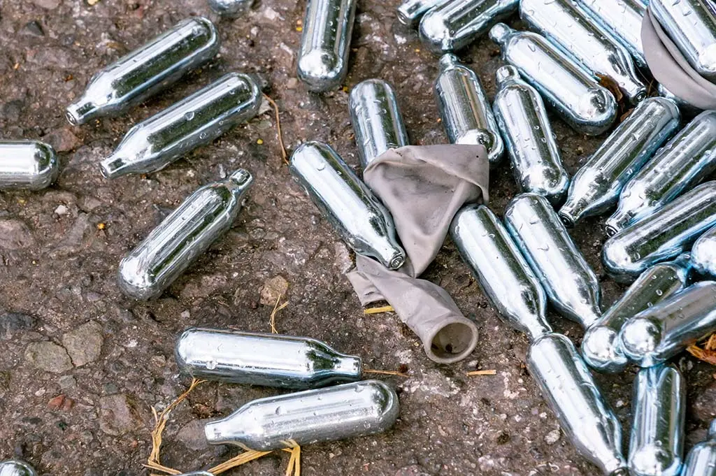 Dijon : Plus de 300 bouteilles de protoxyde d'azote saisies dans une épicerie du centre-ville