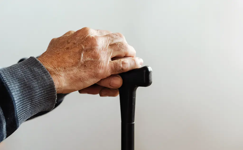 Déclaré mort, un homme de 78 ans revient à la vie dans l'ambulance 30 minutes plus tard