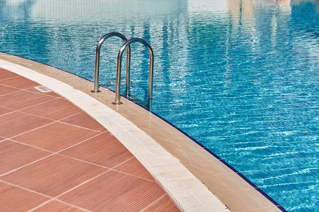 Un enfant saute du plongeoir d'une piscine et tue un homme de 67 ans